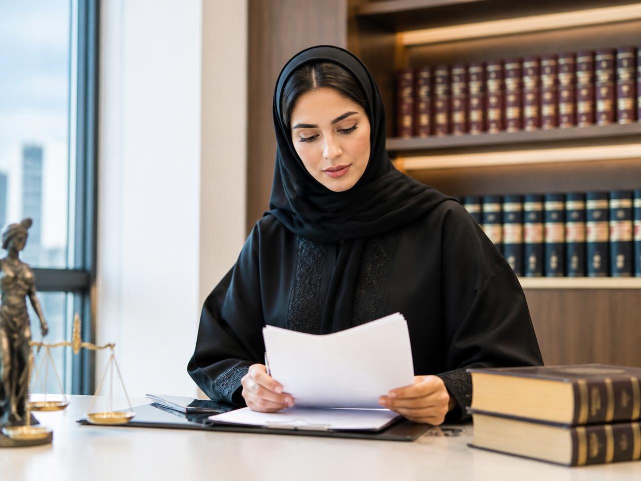 محامية خليجية في اجتماع مع فريق قانوني